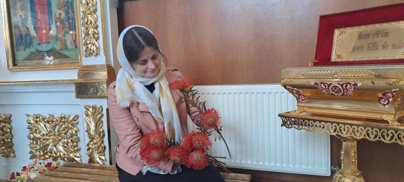 Храмы Новороссийска украшают к празднику Воскресения Господня цветочными композициями