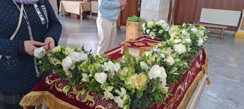 Храмы Новороссийска украшают к празднику Воскресения Господня цветочными композициями