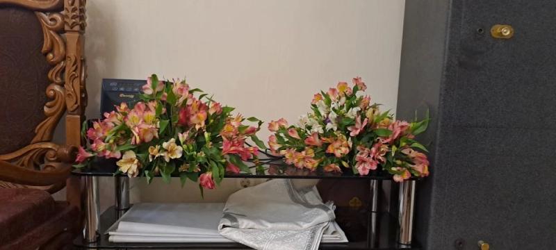 Храмы Новороссийска украшают к празднику Воскресения Господня цветочными композициями