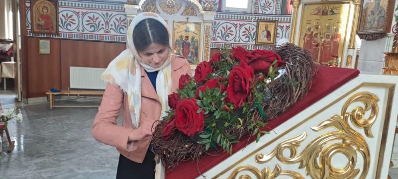 Храмы Новороссийска украшают к празднику Воскресения Господня цветочными композициями