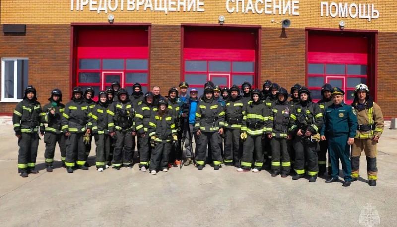 «Я еду не снимать, а тушить»: журналисты примерили роль огнеборцев
