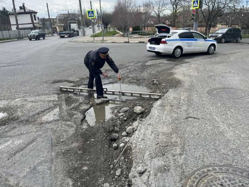 Ямы не вписываются в ГОСТы, а на въезде в Новороссийск сделали реверс