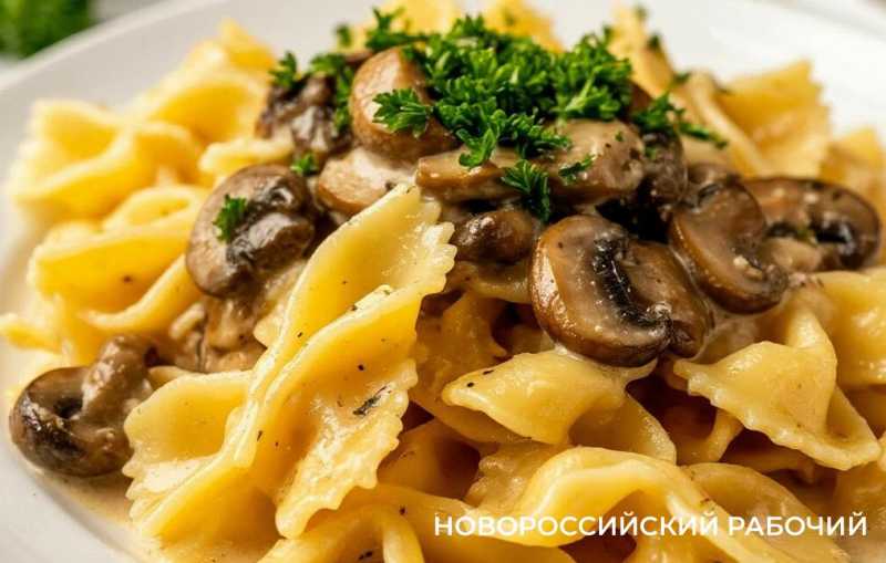 Макароны с грибами в сливочно-сырном соусе &ndash; просто и вкусно!