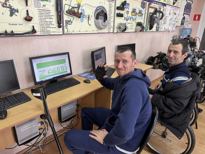 На Кубани инвалидов боевых действий учат водить автомобили с ручным управлением