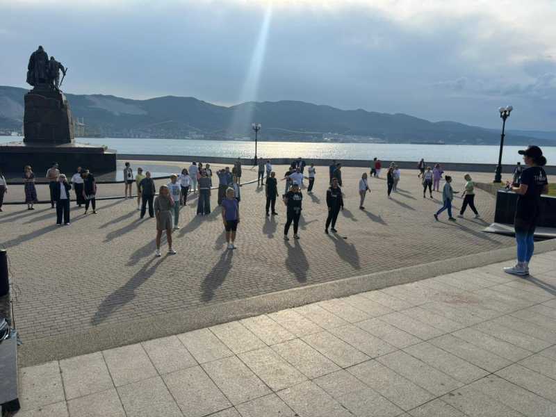 На набережной Новороссийска возобновили утреннюю зарядку для всех желающих