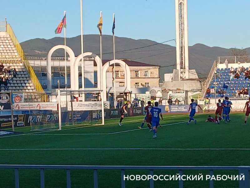Новороссийский &laquo;Черноморец&raquo; проиграл вратарю саратовского &laquo;Сокола&raquo;