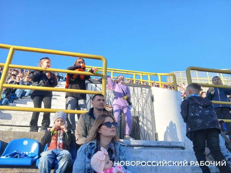 Новороссийский &laquo;Черноморец&raquo; проиграл вратарю саратовского &laquo;Сокола&raquo;