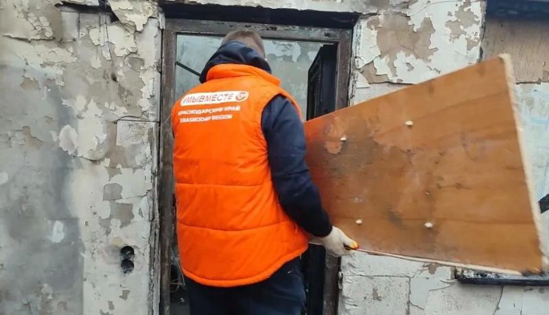 Новороссийский штаб #МЫВМЕСТЕ помогает наводить порядок в домах и квартирах, пострадавших от атаки беспилотников