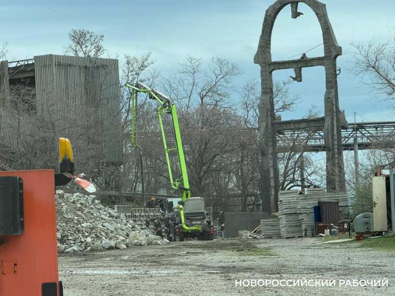 Памятники-арки возле цемзавода в Новороссийске ждут изменений в судьбе