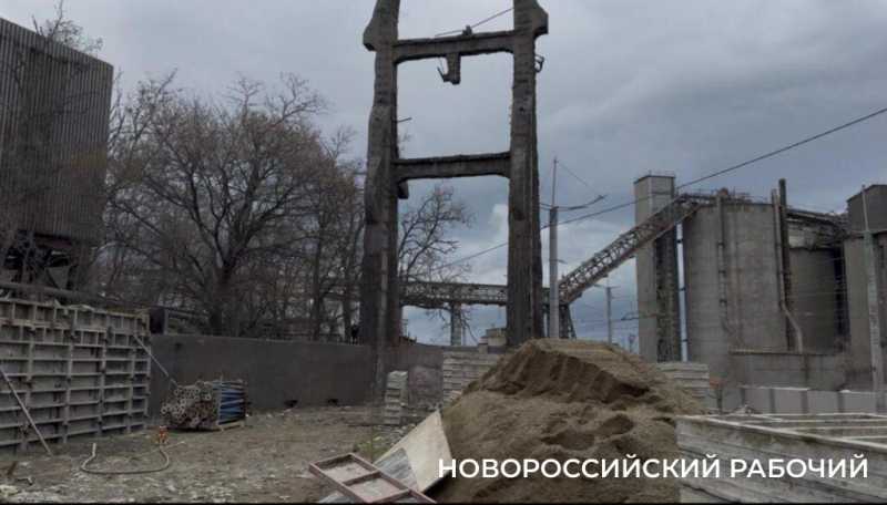 Памятники-арки возле цемзавода в Новороссийске ждут изменений в судьбе