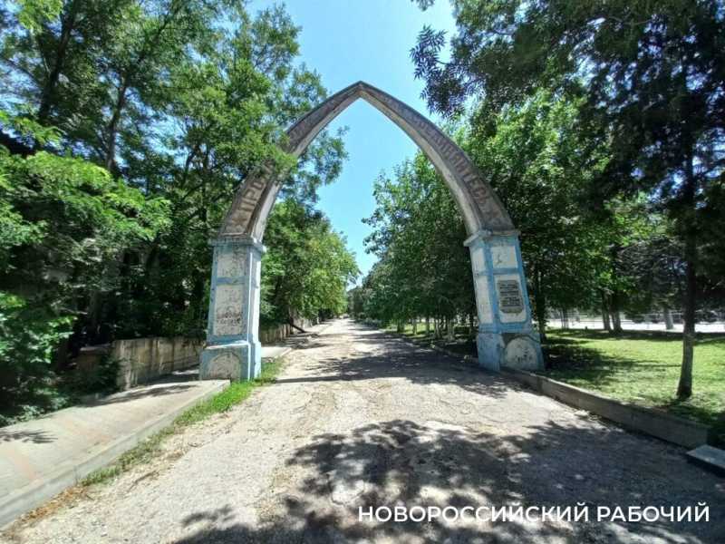 Памятники-арки возле цемзавода в Новороссийске ждут изменений в судьбе