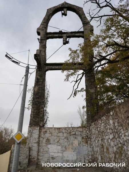 Памятники-арки возле цемзавода в Новороссийске ждут изменений в судьбе