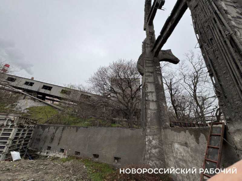 Памятники-арки возле цемзавода в Новороссийске ждут изменений в судьбе