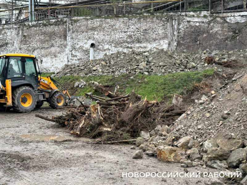 Памятники-арки возле цемзавода в Новороссийске ждут изменений в судьбе