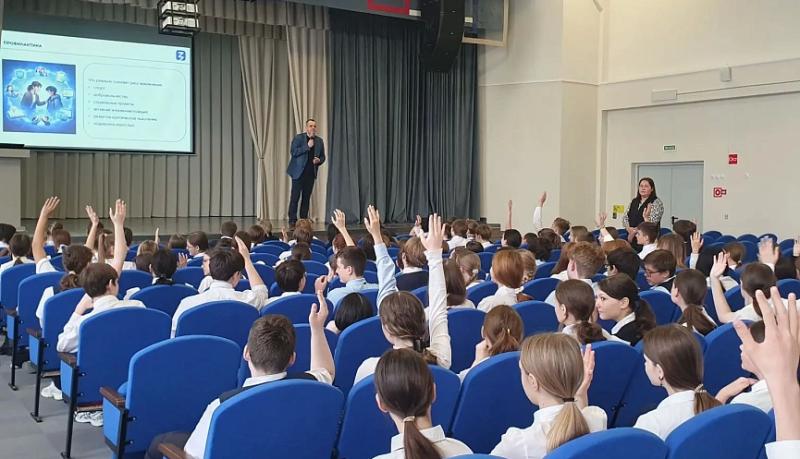 Полицейские и общественники продолжают работу по профилактике вовлечения молодежи в деструктивные сообщества