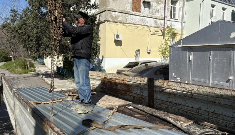 Предприниматели Новороссийска помогают восстанавливать дома, пострадавшие во время атаки вражеских беспилотников