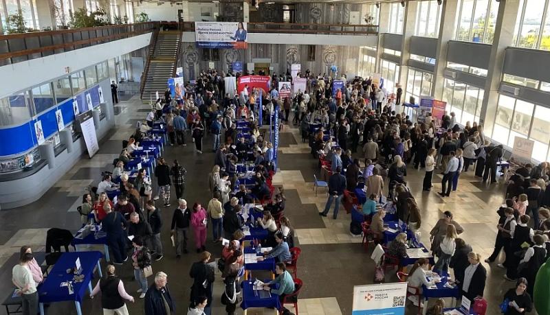 Специалисты службы занятости населения России принимают поздравления с профессиональным праздником