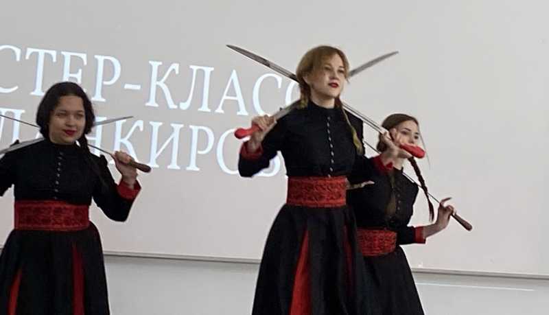 Студенты Новороссийского колледжа строительства и экономики стали участниками мастер-класса по казачьей фланкировке
