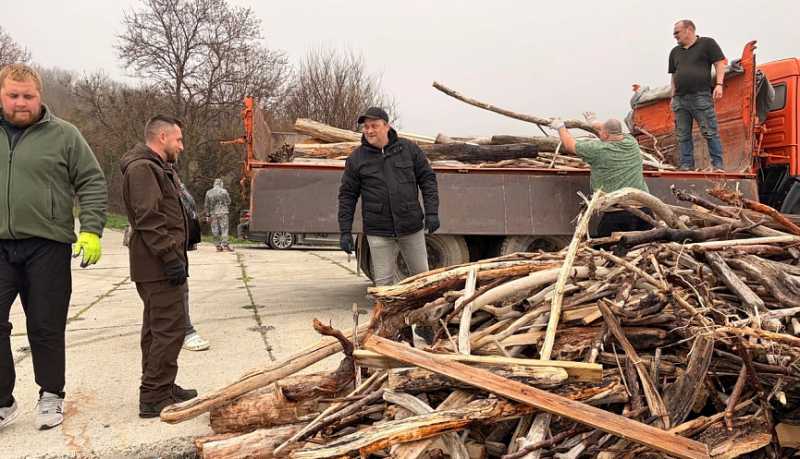 Субботник, согревший в пасмурный день: активисты из Абрау-Дюрсо и Новороссийска очистили морской берег от мусора