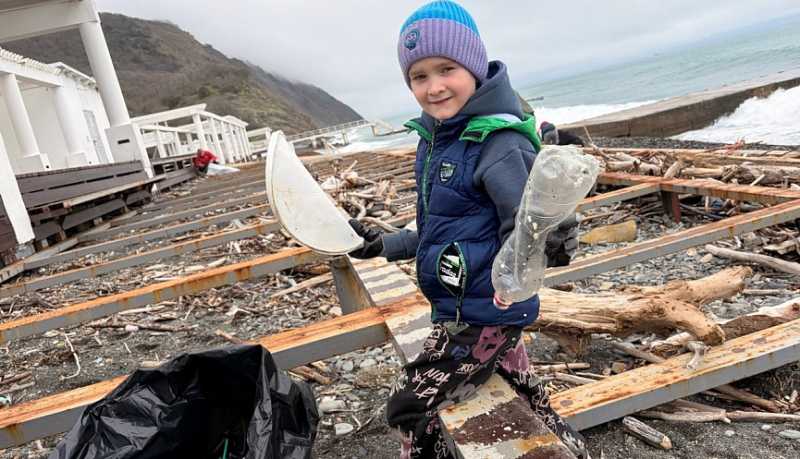 Субботник, согревший в пасмурный день: активисты из Абрау-Дюрсо и Новороссийска очистили морской берег от мусора