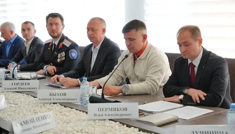 Участники проектов &laquo;Герои Кубани&raquo; и &laquo;ГЛАВная команда&raquo; на встрече с главой города-героя Новороссийска рассказали о своих достижениях и новых инициативах