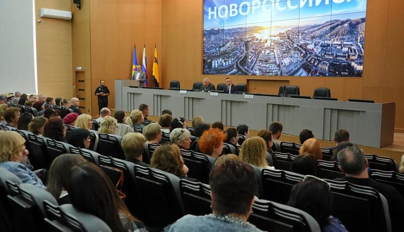 В администрации Новороссийска обсудили механизмы оповещения населения о возможных угрозах и обеспечение надежных укрытий