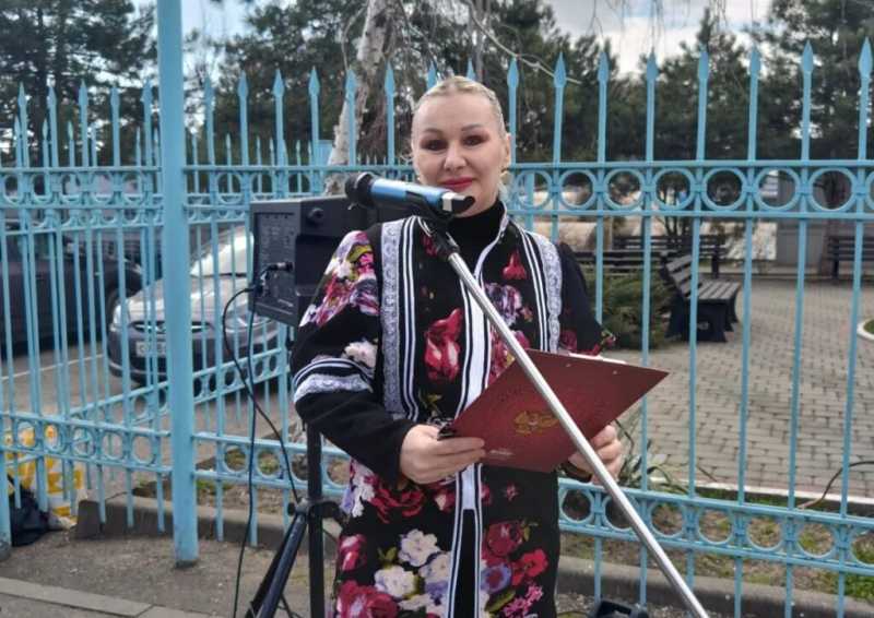 В Новороссийске артисты вышли с концертами на вокзал и на рынок