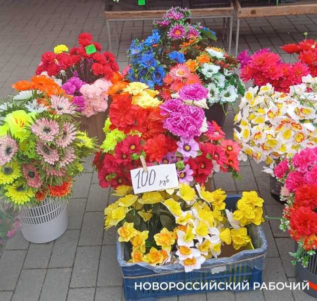 В Новороссийске искусственные цветы для кладбищ сравнялись в цене с живыми