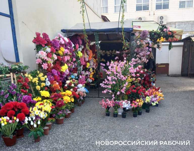 В Новороссийске искусственные цветы для кладбищ сравнялись в цене с живыми