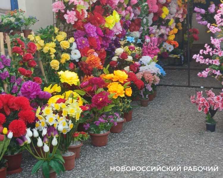 В Новороссийске искусственные цветы для кладбищ сравнялись в цене с живыми