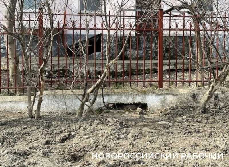 В Новороссийске коммунальщики бросили после себя грязь и изломанные кусты