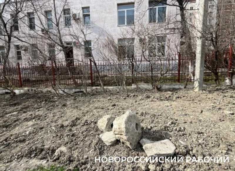В Новороссийске коммунальщики бросили после себя грязь и изломанные кусты