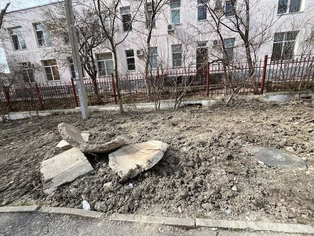 В Новороссийске коммунальщики бросили после себя грязь и изломанные кусты
