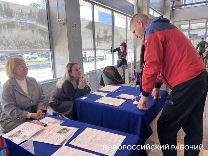 В Новороссийске на ярмарке вакансий мужской работой интересовались девушки. Кому удалось получить работу?