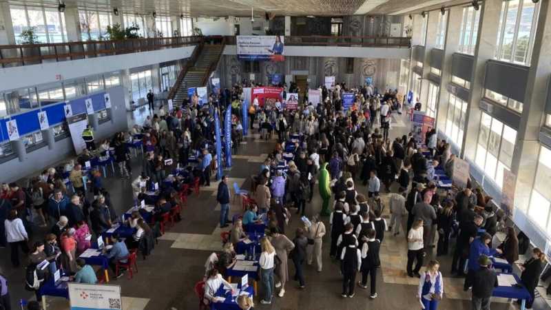 В Новороссийске на ярмарке вакансий мужской работой интересовались девушки. Кому удалось получить работу?