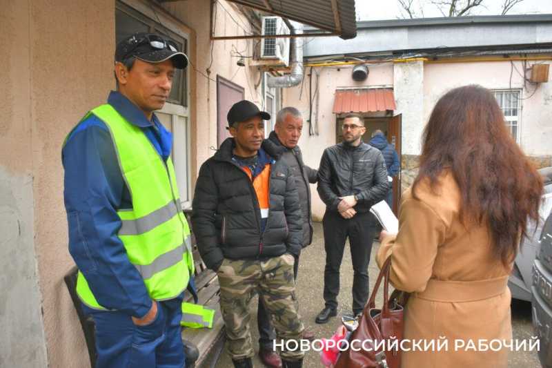 В Новороссийске на работу взяли кубинцев Карлоса (Коля), Реньера (Рома) и Фансеку (Ваня)