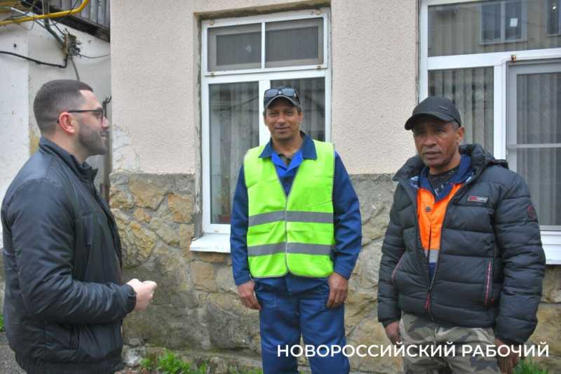 В Новороссийске на работу взяли кубинцев Карлоса (Коля), Реньера (Рома) и Фансеку (Ваня)