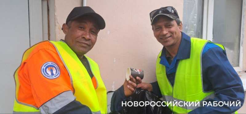 В Новороссийске на работу взяли кубинцев Карлоса (Коля), Реньера (Рома) и Фансеку (Ваня)