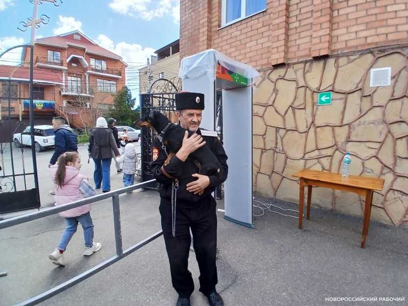 В Новороссийске пасхальную фотозону оценил даже служебный пес