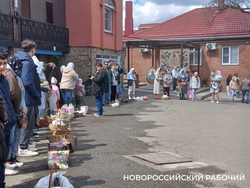 В Новороссийске пасхальную фотозону оценил даже служебный пес