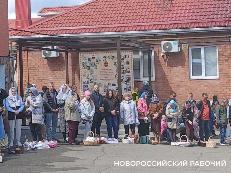 В Новороссийске пасхальную фотозону оценил даже служебный пес