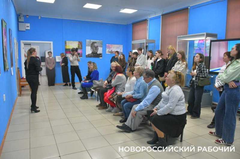 В Новороссийске показали картины, которые превращаются в мультики