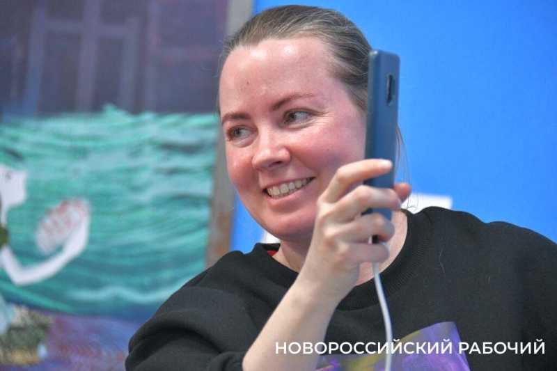 В Новороссийске показали картины, которые превращаются в мультики