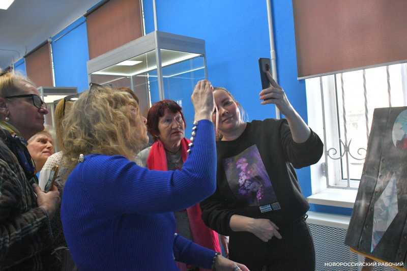 В Новороссийске показали картины, которые превращаются в мультики