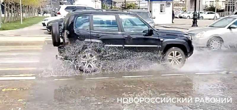 В Новороссийске после дождей по дорогам текут ручьи с запахом канализации. Горожан подводит обоняние?