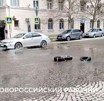 В Новороссийске после дождей по дорогам текут ручьи с запахом канализации. Горожан подводит обоняние?