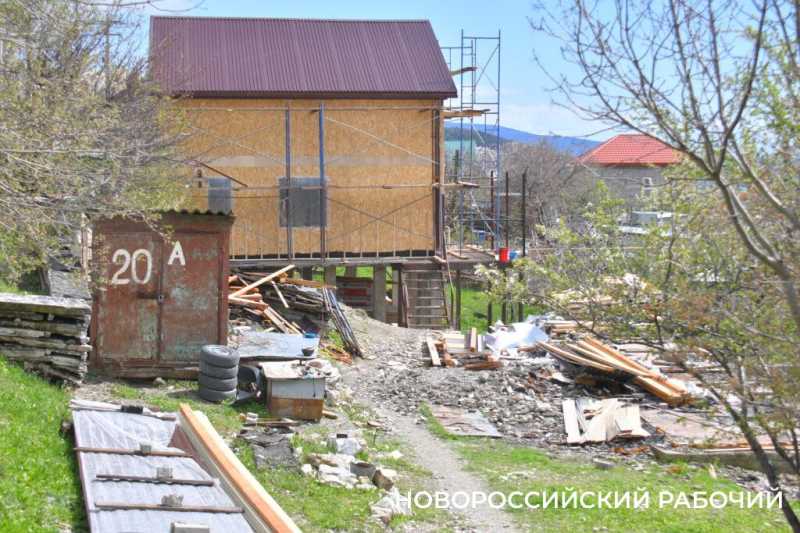В Новороссийске пострадавшие от атаки ВСУ живут у соседей и восстанавливают свои дома