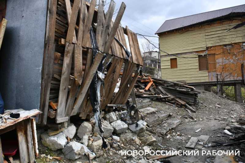 В Новороссийске пострадавшие от атаки ВСУ живут у соседей и восстанавливают свои дома
