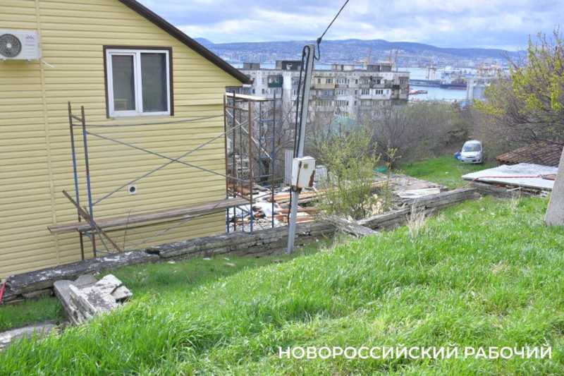 В Новороссийске пострадавшие от атаки ВСУ живут у соседей и восстанавливают свои дома