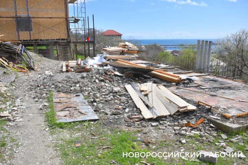 В Новороссийске пострадавшие от атаки ВСУ живут у соседей и восстанавливают свои дома